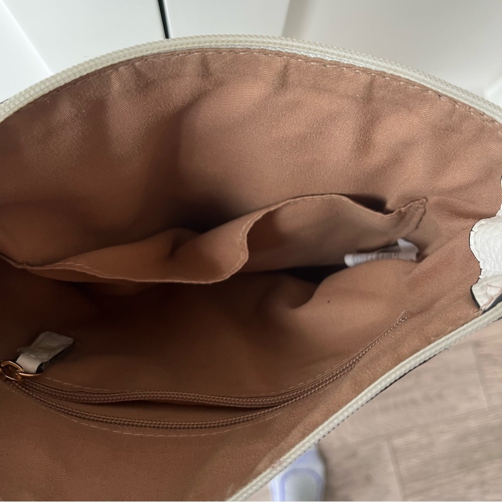 Elegant White Crossbody Bag - Picture 4 of 5